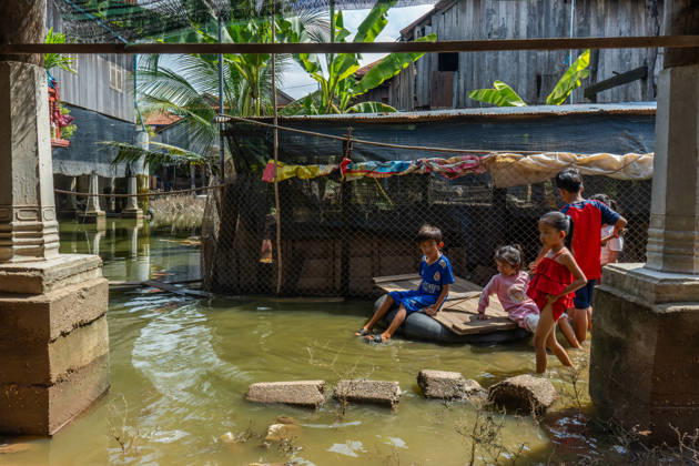 Flooded Kratie braces for another round of flooding PHUMI PREAK CHIK, CAMBODIA - AUGUST 30: Children swim and play in the flooded courtyards of their homes, while some residents remain surrounded by the water as floodwaters have inundated homes, a mosque and a school in Phumi Preak Chik, Cambodia, on August 30, 2026. Magdalena Chodownik Anadolu Phumi Preak Chik Cambodia. Editorial use only. Please get in touch for any other usage.  Copyright: x2026xAnadoluxMagdalenaxChodownikx