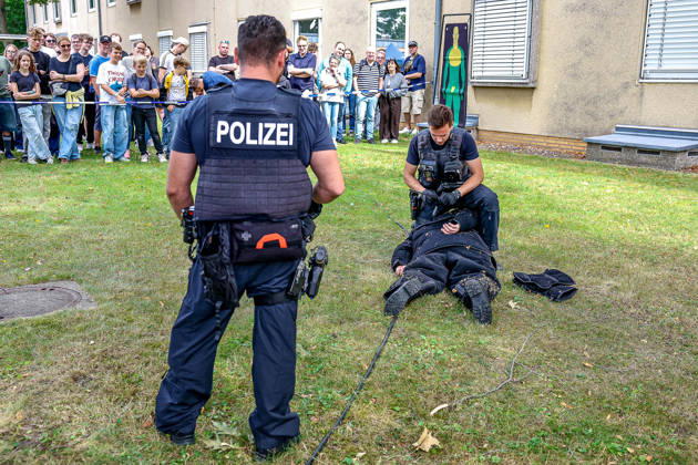 75 Jahre Bundespolizei - Bürgerfest der Bundespolizeidirektion Hannover Der Taser wird von Streifen der Bundespolizei Hannover seit Ende 2025 eingesetzt. Der Abschuss von bis zu zehn Elektrode auf eine bekleidete Person erfolgt aus 12 Meter Entfernung. Ein Strom mit maximal 883 Volt und 0,0020 Ampere pro Sekunde erfolgt für fünf Sekunden. Der Taser-Einsatz wird im Axon Gerät auslesbar elektronisch gespeichert. Der getaserte Angreifer wird von einem Beamten mit Handfesseln gesichert. Hannover Bundespolizeidirektion Hannover, Niedersachsen, Region Hannover Germany