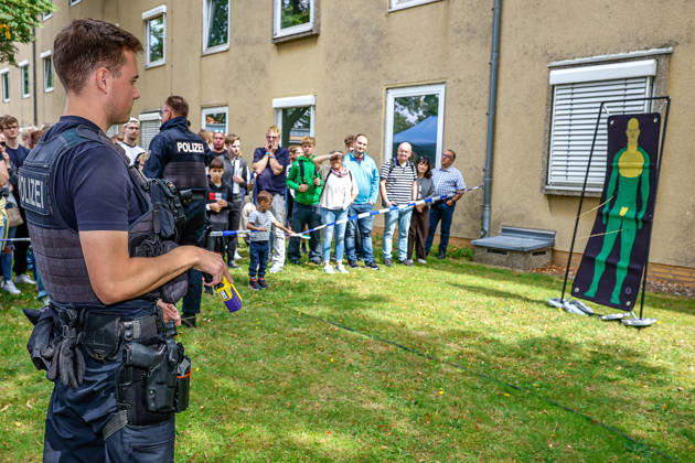75 Jahre Bundespolizei - Bürgerfest der Bundespolizeidirektion Hannover Der Taser wird von Streifen der Bundespolizei Hannover seit Ende 2025 eingesetzt. Der Abschuss von bis zu zehn Elektrode auf eine bekleidete Person erfolgt aus 12 Meter Entfernung. Ein Strom mit maximal 883 Volt und 0,0020 Ampere pro Sekunde erfolgt für fünf Sekunden. Der Taser-Einsatz wird im Axon Gerät auslesbar elektronisch gespeichert. Abschuss von zwei Taser-Elektroden auf eine Stoffdarstellung. Die Elektroden sollen im grün dargestellten Bereich einstechen. Hannover Bundespolizeidirektion Hannover, Niedersachsen, Region Hannover Germany