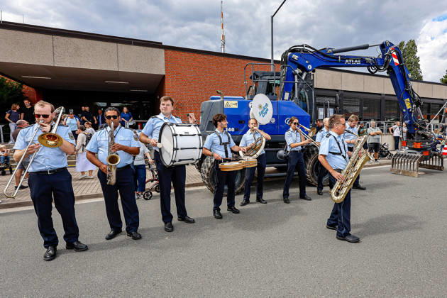 75 Jahre Bundespolizei - Bürgerfest der Bundespolizeidirektion Hannover Blaulichtmeile: Das Orchester der Bundespolizei spielt für die Besucher. Hannover Bundespolizeidirektion Hannover, Niedersachsen, Region Hannover Germany