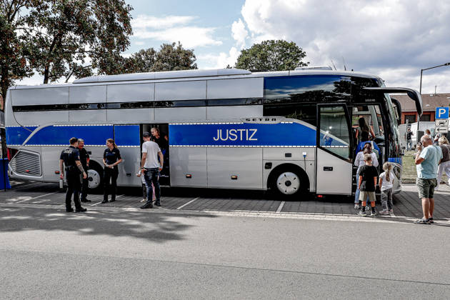 75 Jahre Bundespolizei - Bürgerfest der Bundespolizeidirektion Hannover Gefangenentransportbus der Justizvollzugsanstalt (JVA) Hannover: Zellen für 27 Inhaftierte. Verlegung von Gefangenen zwischen den JVA. Hannover Bundespolizeidirektion Hannover, Niedersachsen, Region Hannover Germany