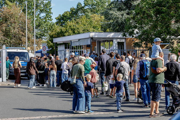 75 Jahre Bundespolizei - Bürgerfest der Bundespolizeidirektion Hannover Besucherandrang am Haupteingang. Hannover Bundespolizeidirektion Hannover, Niedersachsen, Region Hannover Germany