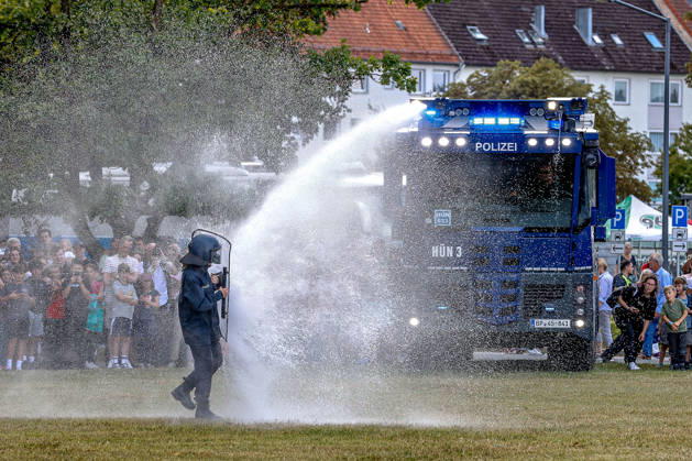 75 Jahre Bundespolizei - Bürgerfest der Bundespolizeidirektion Hannover Wasserwerfer der Bundespolizei: Demonstration mit verschieden starken Wasserdrücken gegen Personen. Hannover Bundespolizeidirektion Hannover, Niedersachsen, Region Hannover Germany