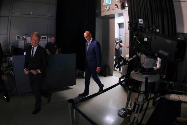 Berlin, Deutschland, 30.08.2026: ARD-Hauptstadtstudio: Sommerinterview: Markus Preiß bringt Bundeskanzler Friedrich Merz (CDU) zum Interview ins Studio. Copyright: xdtsxNachrichtenagenturx dts_131814