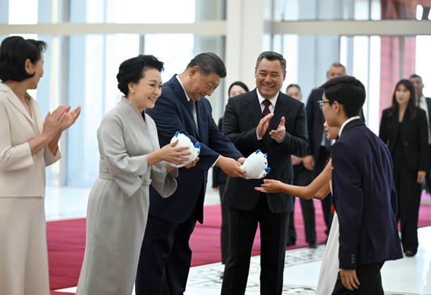 Chinese President Xi Jinping in Bishkek BISHKEK, KYRGYZSTAN - AUGUST 30: (----EDITORIAL USE ONLY - MANDATORY CREDIT - KYRGYZ PRESIDENCY HANDOUT - NO MARKETING NO ADVERTISING CAMPAIGNS - DISTRIBUTED AS A SERVICE TO CLIENTS----) Children give snow leopard mascots named Batay, the official mascot of the 6th World Nomad Games, as a gift for Chinese President Xi Jinping and his wife during his official visit to Bishkek, Kyrgyzstan, on August 30, 2026. President Xi arrived in the Kyrgyz capital for bilateral state talks and to attend the Shanghai Cooperation Organisation (SCO) Summit scheduled for September 1. Kyrgyz Presidency Anadolu Bishkek Kyrgyzstan. Editorial use only. Please get in touch for any other usage.  Copyright: x2026xAnadoluxKyrgyzxPresidencyx