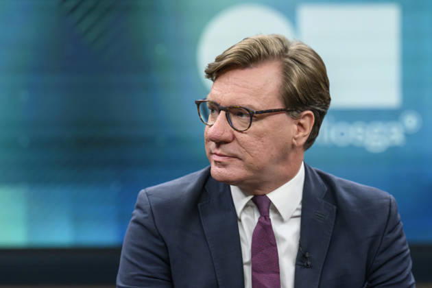im Bild v.l.: Nico Lange, Direktor des Instituts für Risikoanalysen und Internationale Sicherheit, GER, Berlin, Studio, zu Gast bei - Caren Miosga, Polittalk, TV, Format, Aufzeichnung, aufgezeichnet, Das Erste, aus Adlershof - am Studio 20, Thema: Russlands hybrider Krieg - wie groß ist die Gefahr für Deutschland?, 30.08.2026, Copyright: HMBxMedia UwexKoch