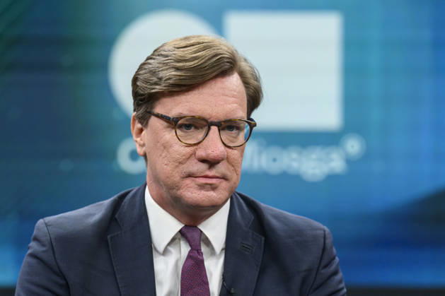 im Bild v.l.: Nico Lange, Direktor des Instituts für Risikoanalysen und Internationale Sicherheit, GER, Berlin, Studio, zu Gast bei - Caren Miosga, Polittalk, TV, Format, Aufzeichnung, aufgezeichnet, Das Erste, aus Adlershof - am Studio 20, Thema: Russlands hybrider Krieg - wie groß ist die Gefahr für Deutschland?, 30.08.2026, Copyright: HMBxMedia UwexKoch