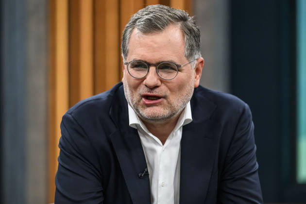 im Bild v.l.: Wolfgang Schmidt, ehemaliger Kanzleramtschef und Beauftragter für die Nachrichtendienste, SPD, GER, Berlin, Studio, zu Gast bei - Caren Miosga, Polittalk, TV, Format, Aufzeichnung, aufgezeichnet, Das Erste, aus Adlershof - am Studio 20, Thema: Russlands hybrider Krieg - wie groß ist die Gefahr für Deutschland?, 30.08.2026, Copyright: HMBxMedia UwexKoch