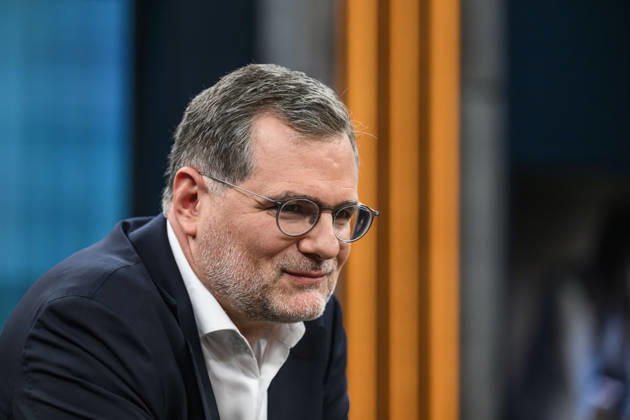 im Bild v.l.: Wolfgang Schmidt, ehemaliger Kanzleramtschef und Beauftragter für die Nachrichtendienste, SPD, GER, Berlin, Studio, zu Gast bei - Caren Miosga, Polittalk, TV, Format, Aufzeichnung, aufgezeichnet, Das Erste, aus Adlershof - am Studio 20, Thema: Russlands hybrider Krieg - wie groß ist die Gefahr für Deutschland?, 30.08.2026, Copyright: HMBxMedia UwexKoch