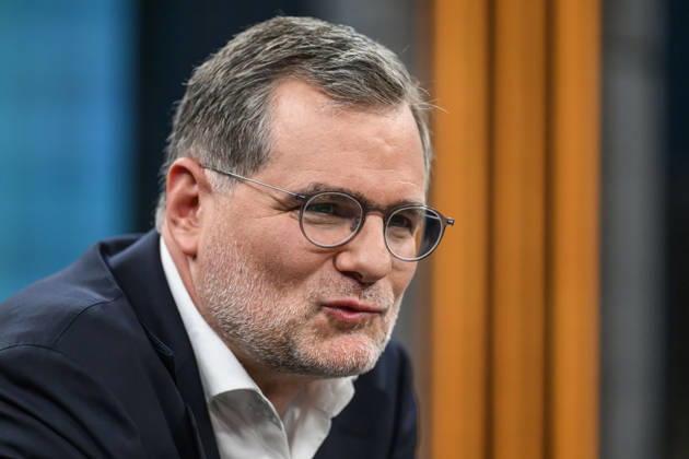 im Bild v.l.: Wolfgang Schmidt, ehemaliger Kanzleramtschef und Beauftragter für die Nachrichtendienste, SPD, GER, Berlin, Studio, zu Gast bei - Caren Miosga, Polittalk, TV, Format, Aufzeichnung, aufgezeichnet, Das Erste, aus Adlershof - am Studio 20, Thema: Russlands hybrider Krieg - wie groß ist die Gefahr für Deutschland?, 30.08.2026, Copyright: HMBxMedia UwexKoch