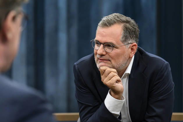 im Bild v.l.: Wolfgang Schmidt, ehemaliger Kanzleramtschef und Beauftragter für die Nachrichtendienste, SPD, GER, Berlin, Studio, zu Gast bei - Caren Miosga, Polittalk, TV, Format, Aufzeichnung, aufgezeichnet, Das Erste, aus Adlershof - am Studio 20, Thema: Russlands hybrider Krieg - wie groß ist die Gefahr für Deutschland?, 30.08.2026, Copyright: HMBxMedia UwexKoch