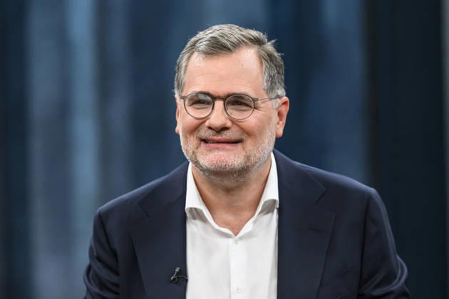 im Bild v.l.: Wolfgang Schmidt, ehemaliger Kanzleramtschef und Beauftragter für die Nachrichtendienste, SPD, GER, Berlin, Studio, zu Gast bei - Caren Miosga, Polittalk, TV, Format, Aufzeichnung, aufgezeichnet, Das Erste, aus Adlershof - am Studio 20, Thema: Russlands hybrider Krieg - wie groß ist die Gefahr für Deutschland?, 30.08.2026, Copyright: HMBxMedia UwexKoch