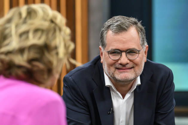 im Bild v.l.: Wolfgang Schmidt, ehemaliger Kanzleramtschef und Beauftragter für die Nachrichtendienste, SPD, GER, Berlin, Studio, zu Gast bei - Caren Miosga, Polittalk, TV, Format, Aufzeichnung, aufgezeichnet, Das Erste, aus Adlershof - am Studio 20, Thema: Russlands hybrider Krieg - wie groß ist die Gefahr für Deutschland?, 30.08.2026, Copyright: HMBxMedia UwexKoch