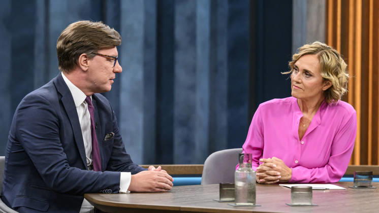 im Bild v.l.: Nico Lange, Direktor des Instituts für Risikoanalysen und Internationale Sicherheit, im Gespraech mit Caren Miosga, GER, Berlin, Studio, zu Gast bei - Caren Miosga, Polittalk, TV, Format, Aufzeichnung, aufgezeichnet, Das Erste, aus Adlershof - am Studio 20, Thema: Russlands hybrider Krieg - wie groß ist die Gefahr für Deutschland?, 30.08.2026, Copyright: HMBxMedia UwexKoch