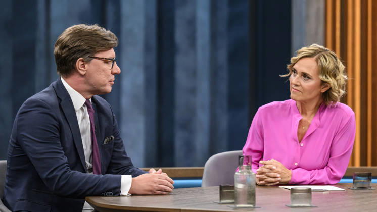 im Bild v.l.: Nico Lange, Direktor des Instituts für Risikoanalysen und Internationale Sicherheit, im Gespraech mit Caren Miosga, GER, Berlin, Studio, zu Gast bei - Caren Miosga, Polittalk, TV, Format, Aufzeichnung, aufgezeichnet, Das Erste, aus Adlershof - am Studio 20, Thema: Russlands hybrider Krieg - wie groß ist die Gefahr für Deutschland?, 30.08.2026, Copyright: HMBxMedia UwexKoch