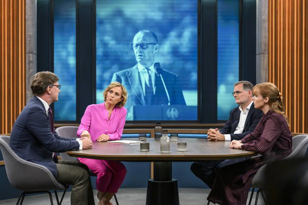 im Bild v.l.: Nico Lange, Direktor des Instituts für Risikoanalysen und Internationale Sicherheit, im Gespraech mit Caren Miosga, Wolfgang Schmidt, ehemaliger Kanzleramtschef und Beauftragter für die Nachrichtendienste, SPD, Hanna Notte, Sicherheits- und Russland-Expertin, Direktorin des Eurasien- Programms am James Martin Center for Nonproliferation Studies (CNS), GER, Berlin, Studio, zu Gast bei - Caren Miosga, Polittalk, TV, Format, Aufzeichnung, aufgezeichnet, Das Erste, aus Adlershof - am Studio 20, Thema: Russlands hybrider Krieg - wie groß ist die Gefahr für Deutschland?, 30.08.2026, Copyright: HMBxMedia UwexKoch