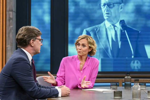 im Bild v.l.: Nico Lange, Direktor des Instituts für Risikoanalysen und Internationale Sicherheit, im Gespraech mit Caren Miosga, GER, Berlin, Studio, zu Gast bei - Caren Miosga, Polittalk, TV, Format, Aufzeichnung, aufgezeichnet, Das Erste, aus Adlershof - am Studio 20, Thema: Russlands hybrider Krieg - wie groß ist die Gefahr für Deutschland?, 30.08.2026, Copyright: HMBxMedia UwexKoch