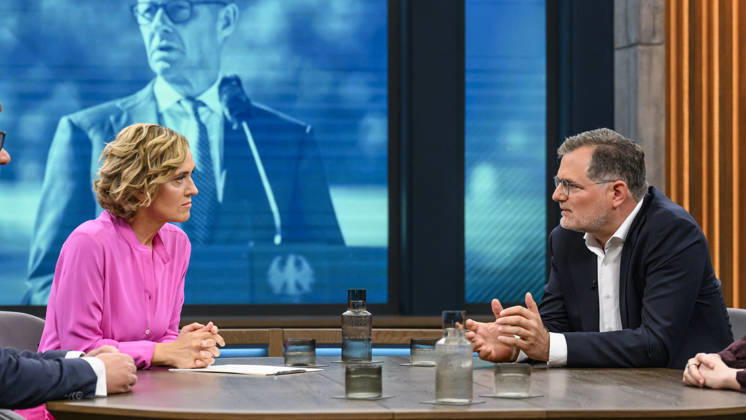 im Bild v.l.: Wolfgang Schmidt, ehemaliger Kanzleramtschef und Beauftragter für die Nachrichtendienste, SPD, im Gespraech mit Caren Miosga, GER, Berlin, Studio, zu Gast bei - Caren Miosga, Polittalk, TV, Format, Aufzeichnung, aufgezeichnet, Das Erste, aus Adlershof - am Studio 20, Thema: Russlands hybrider Krieg - wie groß ist die Gefahr für Deutschland?, 30.08.2026, Copyright: HMBxMedia UwexKoch