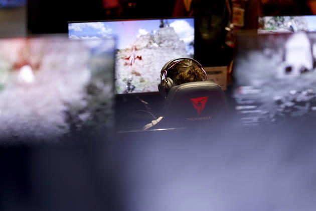 Besucher testen neue Video- und Computerspiele an Bildschirmen auf der weltgrößten Computerspielmesse Gamescom 26 in der Koelnmesse. (Themenbild, Symbolbild) Köln, 30.08.2026 NRW Deutschland Copyright: xChristophxHardtx