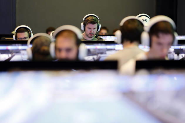Besucher testen neue Video- und Computerspiele an Bildschirmen auf der weltgrößten Computerspielmesse Gamescom 26 in der Koelnmesse. (Themenbild, Symbolbild) Köln, 30.08.2026 NRW Deutschland Copyright: xChristophxHardtx