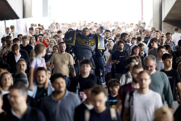 Besucher - viele davon in Kostümen ihrer Lieblingshelden aus Computerspielen wie hier als Ultra Marine aus dem Warhammer 40.000 Universum - strömen auf die weltgrößte Computerspielmesse Gamescom 26 in der Koelnmesse. (Themenbild, Symbolbild) Köln, 30.08.2026 NRW Deutschland Copyright: xChristophxHardtx