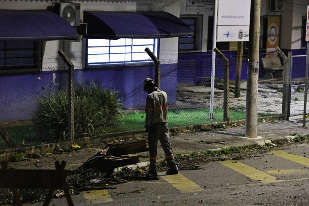 CAMPINAS, SP - 30.08.2026: TEMPORAL PROVOCA ESTRAGOS EM CAMPINAS - The storm that hit Campinas (SP) on Sunday afternoon (30) ripped the roof off the Paranapanema Health Center and the Brigida Chinaglia Costa CEI, on Rua Boaventura Lemos, in Jardim Guarani. The street was left without power and CPFL reported that it was working to restore the service. x3007579x LeandroxFerreira