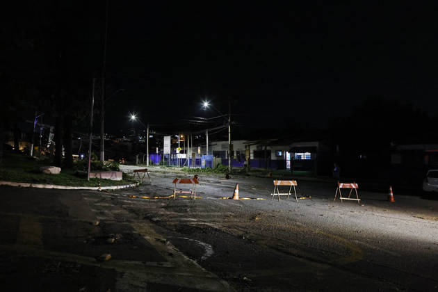CAMPINAS, SP - 30.08.2026: TEMPORAL PROVOCA ESTRAGOS EM CAMPINAS - The storm that hit Campinas (SP) on Sunday afternoon (30) ripped the roof off the Paranapanema Health Center and the Brigida Chinaglia Costa CEI, on Rua Boaventura Lemos, in Jardim Guarani. The street was left without power and CPFL reported that it was working to restore the service. x3007580x LeandroxFerreira