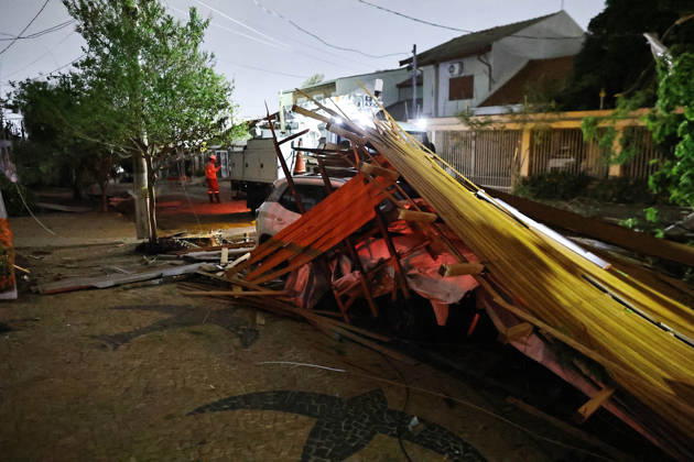 CAMPINAS, SP - 30.08.2026: TEMPORAL PROVOCA ESTRAGOS EM CAMPINAS - The storm that hit Campinas (SP) on Sunday afternoon (30) ripped the roof off the Paranapanema Health Center and the Brigida Chinaglia Costa CEI, on Rua Boaventura Lemos, in Jardim Guarani. The street was left without power and CPFL reported that it was working to restore the service. x3007583x LeandroxFerreira