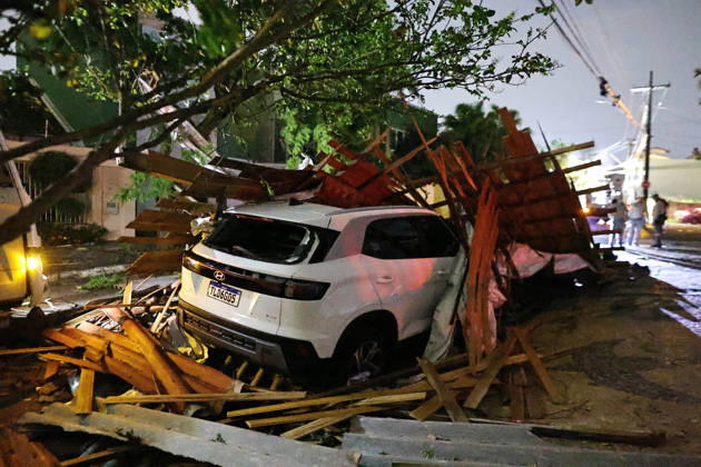 CAMPINAS, SP - 30.08.2026: TEMPORAL PROVOCA ESTRAGOS EM CAMPINAS - The storm that hit Campinas (SP) on Sunday afternoon (30) ripped the roof off the Paranapanema Health Center and the Brigida Chinaglia Costa CEI, on Rua Boaventura Lemos, in Jardim Guarani. The street was left without power and CPFL reported that it was working to restore the service. x3007584x LeandroxFerreira