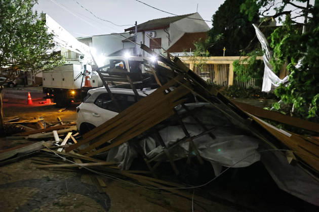 CAMPINAS, SP - 30.08.2026: TEMPORAL PROVOCA ESTRAGOS EM CAMPINAS - The storm that hit Campinas (SP) on Sunday afternoon (30) ripped the roof off the Paranapanema Health Center and the Brigida Chinaglia Costa CEI, on Rua Boaventura Lemos, in Jardim Guarani. The street was left without power and CPFL reported that it was working to restore the service. x3007585x LeandroxFerreira