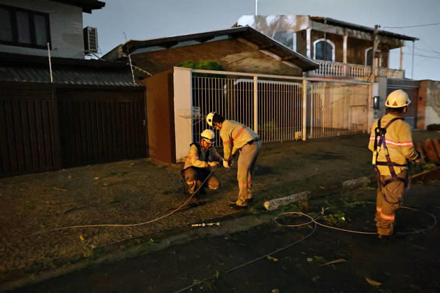 CAMPINAS, SP - 30.08.2026: TEMPORAL PROVOCA ESTRAGOS EM CAMPINAS - The storm that hit Campinas (SP) on Sunday afternoon (30) ripped the roof off the Paranapanema Health Center and the Brigida Chinaglia Costa CEI, on Rua Boaventura Lemos, in Jardim Guarani. The street was left without power and CPFL reported that it was working to restore the service. x3007592x LeandroxFerreira