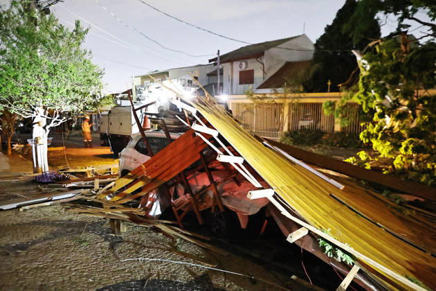 CAMPINAS, SP - 30.08.2026: TEMPORAL PROVOCA ESTRAGOS EM CAMPINAS - The storm that hit Campinas (SP) on Sunday afternoon (30) ripped the roof off the Paranapanema Health Center and the Brigida Chinaglia Costa CEI, on Rua Boaventura Lemos, in Jardim Guarani. The street was left without power and CPFL reported that it was working to restore the service. x3007593x LeandroxFerreira