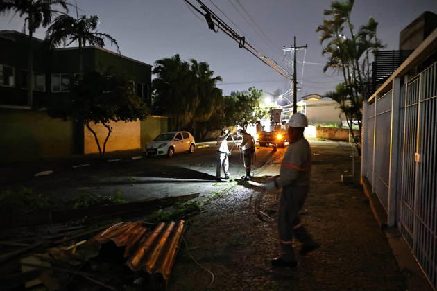 CAMPINAS, SP - 30.08.2026: TEMPORAL PROVOCA ESTRAGOS EM CAMPINAS - The storm that hit Campinas (SP) on Sunday afternoon (30) ripped the roof off the Paranapanema Health Center and the Brigida Chinaglia Costa CEI, on Rua Boaventura Lemos, in Jardim Guarani. The street was left without power and CPFL reported that it was working to restore the service. x3007595x LeandroxFerreira