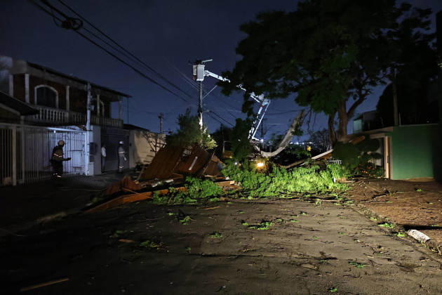 CAMPINAS, SP - 30.08.2026: TEMPORAL PROVOCA ESTRAGOS EM CAMPINAS - The storm that hit Campinas (SP) on Sunday afternoon (30) ripped the roof off the Paranapanema Health Center and the Brigida Chinaglia Costa CEI, on Rua Boaventura Lemos, in Jardim Guarani. The street was left without power and CPFL reported that it was working to restore the service. x3007596x LeandroxFerreira