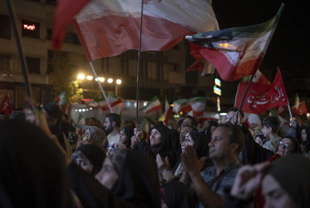 Nightly Pro-Government Rally In Tehran, Iran Pro-government supporters wave Iranian national flags during a nightly rally in downtown Tehran, Iran, on August 30, 2026. U.S. forces strike two Iranian military launchers on Larak Island in the Strait of Hormuz on August 30, in the first reported U.S. attack on Iranian territory since late July. Tehran Tehran Iran  Copyright: xMortezaxNikoubazlx originalFilename: nikoubazl-nightlyp260830_npDP6.jpg