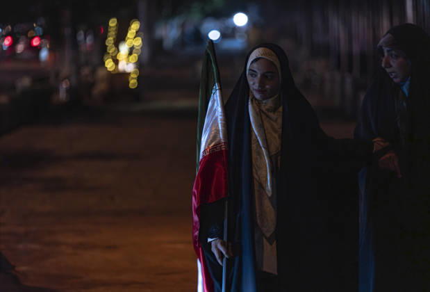 Tehran Nightlife Amid Rising Tensions Between Iran And U.S. A young veiled Iranian woman walks with a relative while carrying a national flag after taking part in a nightly pro-government rally in downtown Tehran, Iran, on August 30, 2026, amid rising tensions between Iran and the United States. U.S. forces struck two Iranian military launchers on Larak Island in the Strait of Hormuz on August 30, in the first reported U.S. attack on Iranian territory since late July. Tehran Tehran Iran  Copyright: xMortezaxNikoubazlx originalFilename: nikoubazl-tehranni260830_npEgx.jpg