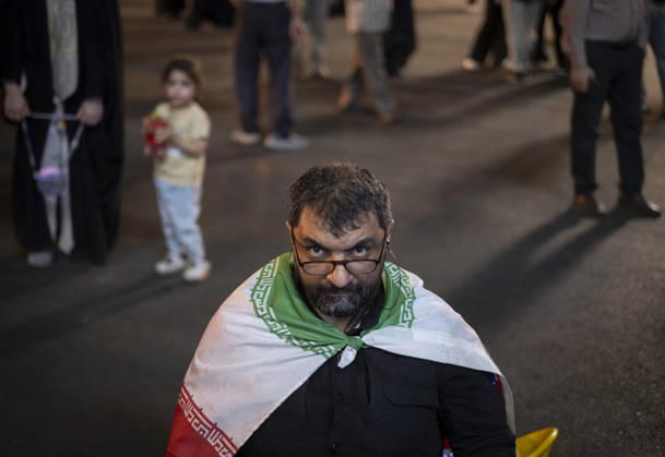 Nightly Pro-Government Rally In Tehran, Iran A pro-government supporter wearing an Iranian national flag looks on as he takes part in a nightly rally in downtown Tehran, Iran, on August 30, 2026. U.S. forces strike two Iranian military launchers on Larak Island in the Strait of Hormuz on August 30, in the first reported U.S. attack on Iranian territory since late July. Tehran Tehran Iran  Copyright: xMortezaxNikoubazlx originalFilename: nikoubazl-nightlyp260830_npwl9.jpg