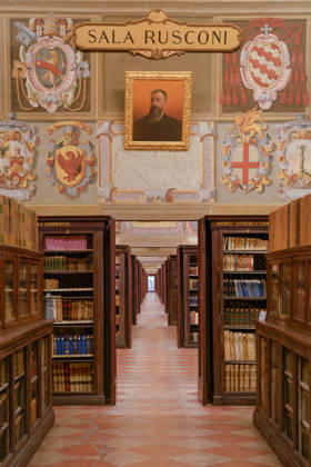 Historic library hall with long symmetrical rows of bookshelves Bologna, Emilia-Romagna, Italy R_CYCY260829-2117690-01 ,model released, Symbolfoto ,property released