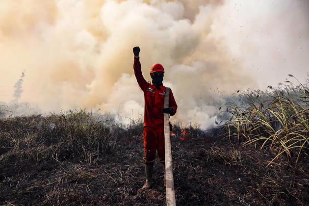 Peatland Fire In South Sumatra A Manggala Agni firefighter works to extinguish a peatland fire in Arisanjaya Village, Ogan Ilir, South Sumatra, on August 30, 2026. Ogan Ilir, South Sumatra Indonesia  Copyright: xSigitxPrasetyax originalFilename: prasetya-notitle260830_npShQ.jpg