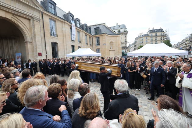 Nicolas Altmayer Funeral - Paris The coffin during the funeral of French film producer Nicolas Altmayer at Saint Germain des Pres church in Paris, France on August 31, 2026. He was the co-founder of Mandarin Compagnie, and died in a car accident with his partner, Dior executive Mathilde Favier on August 17, aged 61 and 57, respectively. Photo by Raphael Lafargue ABACAPRESS.COM Paris France  Copyright: xLafarguexRaphael ABACAx