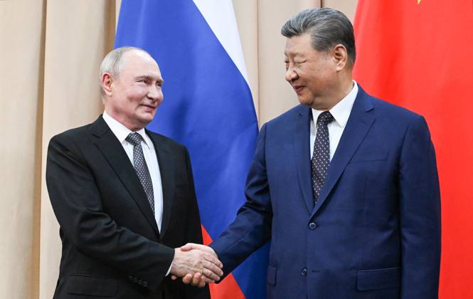 Kyrgyzstan Putin SCO Summit 9231771 31.08.2026 Russian President Vladimir Putin and Chinese President Xi Jinping shake hands as they pose for photos before a meeting on the sidelines of the Shanghai Cooperation Organization (SCO) summit in Bishkek, Kyrgyzstan. Kristina Solovyova Sputnik Bishkek Kyrgyzstan  Copyright: xKristinaxSolovyovax