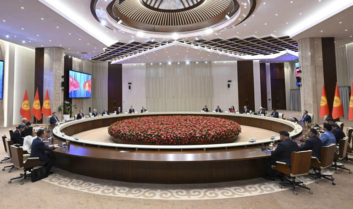 (260831) -- BISHKEK, Aug. 31, 2026 -- Chinese President Xi Jinping holds talks with Kyrgyz President Sadyr Japarov in Bishkek, Kyrgyzstan, Aug. 31, 2026. ) KYRGYZSTAN-BISHKEK-XI JINPING-KYRGYZ PRESIDENT-TALKS YanxYan 
