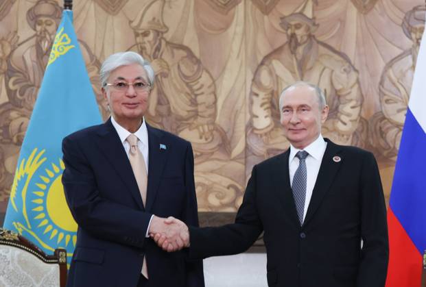 Kyrgyzstan Putin SCO Summit 9231966 31.08.2026 Kazakh President Kassym-Jomart Tokayev and Russian President Vladimir Putin shake hands as they pose for photos before a meeting on the sidelines of the Shanghai Cooperation Organization (SCO) summit in Bishkek, Kyrgyzstan. Petr Kovalev Sputnik Bishkek Kyrgyzstan  Copyright: xPetrxKovalevx