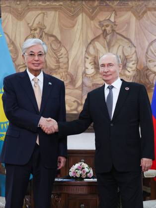 Kyrgyzstan Putin SCO Summit 9231968 31.08.2026 Kazakh President Kassym-Jomart Tokayev and Russian President Vladimir Putin shake hands as they pose for photos before a meeting on the sidelines of the Shanghai Cooperation Organization (SCO) summit in Bishkek, Kyrgyzstan. Petr Kovalev Sputnik Bishkek Kyrgyzstan  Copyright: xPetrxKovalevx