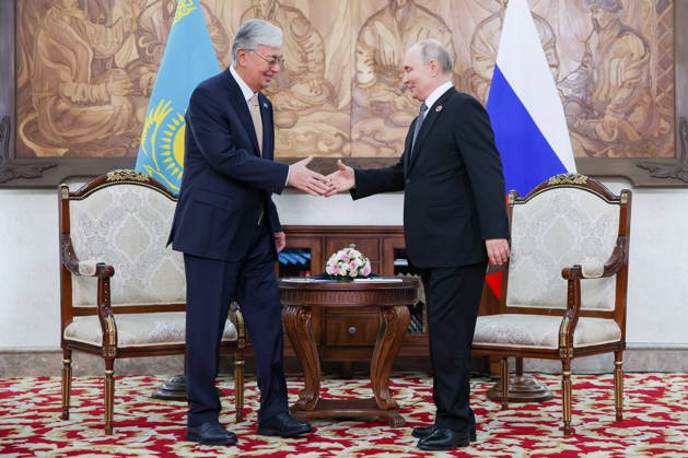 KYRGYZSTAN, BISHKEK - AUGUST 31, 2026: Kassym-Jomart Tokayev (L), President of Kazakhstan, and his counterpart Vladimir Putin of Russia shake hands during a meeting on the sidelines of the 2026 SCO Summit. Peter Kovalev TASS  96913919