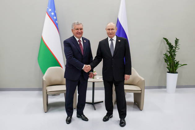KYRGYZSTAN, BISHKEK - AUGUST 31, 2026: Shavkat Mirziyoyev (L), President of Uzbekistan, and his counterpart Vladimir Putin of Russia shake hands during a meeting on the sidelines of the 2026 SCO Summit Bishkek Kyrgyzstan  - ZUMAt113 20260831_zaa_t113_390 Copyright: xVyacheslavxProkofyevx