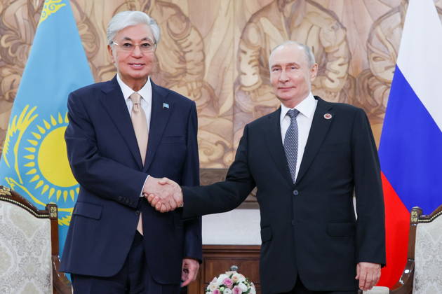 KYRGYZSTAN, BISHKEK - AUGUST 31, 2026: Kassym-Jomart Tokayev (L), President of Kazakhstan, and his counterpart Vladimir Putin of Russia shake hands during a meeting on the sidelines of the 2026 SCO Summit Bishkek Kyrgyzstan  - ZUMAt113 20260831_zaa_t113_405 Copyright: xPeterxKovalevx
