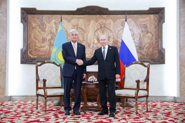 KYRGYZSTAN, BISHKEK - AUGUST 31, 2026: Kassym-Jomart Tokayev (L), President of Kazakhstan, and his counterpart Vladimir Putin of Russia shake hands during a meeting on the sidelines of the 2026 SCO Summit Bishkek Kyrgyzstan  - ZUMAt113 20260831_zaa_t113_411 Copyright: xPeterxKovalevx