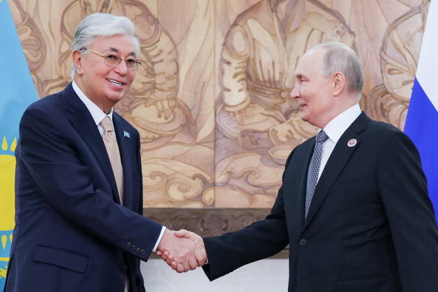 KYRGYZSTAN, BISHKEK - AUGUST 31, 2026: Kassym-Jomart Tokayev (L), President of Kazakhstan, and his counterpart Vladimir Putin of Russia shake hands during a meeting on the sidelines of the 2026 SCO Summit, at the Ala Archa State Residence Bishkek Kyrgyzstan  - ZUMAt113 20260831_zaa_t113_421 Copyright: xPeterxKovalevx