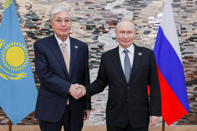 KYRGYZSTAN, BISHKEK - AUGUST 31, 2026: Kassym-Jomart Tokayev (L), President of Kazakhstan, and his counterpart Vladimir Putin of Russia shake hands during a meeting on the sidelines of the 2026 SCO Summit, at the Ala Archa State Residence Bishkek Kyrgyzstan  - ZUMAt113 20260831_zaa_t113_424 Copyright: xVyacheslavxProkofyevx
